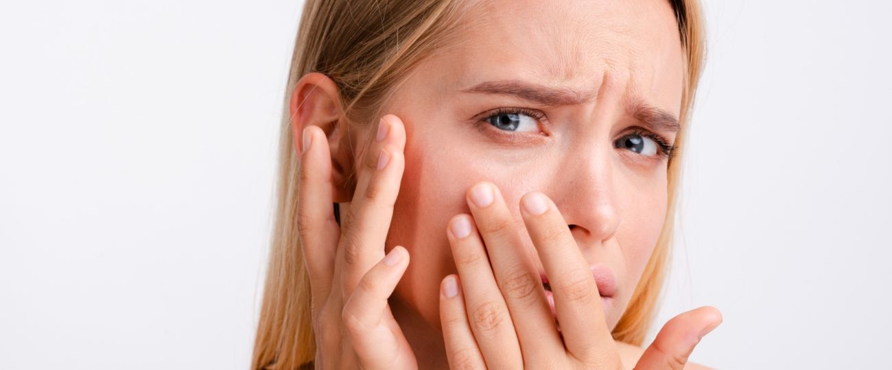 Devojka zabrinuto drzi lice koje se peruta