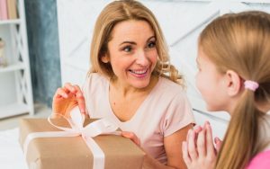 Mama i cerka otvaraju poklon