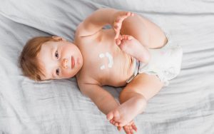 Decak beba sa kremom na stomaku