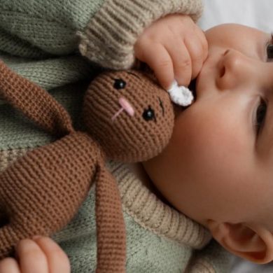 Beba sa plisanom igrackom