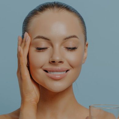 Habits of healthy women. Young happy sitisfied woman with closed eyes holding glass of water and smiling while posing isoated over blue background, touching face. Bodycare and nutrition concept SSUCv3H4sIAAAAAAAACoxSu27DMAzcC/QfDM0x6vhR2x07FF3yBUEHWmJiIYoU6JEiCPLvlSyr0FKgm3k8HY9H35+fioJMYDglb8U9VL7mQjhjNViupIerzYprlAx1jlx181rlADJuleYgcnACS2cJZ/SgdEIE+LE0ibFgnUETpq8QBYtHrxHBX4locR/rIjWWpn/hW+QTQdiZgsaXnfdBvYlNxjJuCqwdNxSFAInKGZL6cfYfwu8Izt5ePsDMIZH/i8aPr5QDHFHS27JqFoFGgRAj2EcqOX1b1Oc8FHCMqyyPq/LrBUKTKV00p1wes2fKzsvB0jOqnLQ6WCBpDSKUusAkwnEOXhMTPoMxns4Sng2i/vdQ52yOVHZZYFUlzN8wlNumHtquq6t6GLuqH8dhJcS7z9zrLHaSkK/pibN8dR4ckANF1g5sKrum35YtZV05ULYtm/ow9H01tlNT+eAfPwAAAP//AwAoc3fy0gIAAA==